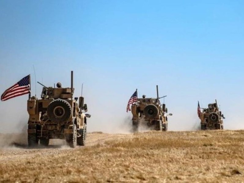 [ẢNH] Xe bọc thép Mỹ lao thẳng vào húc thiết giáp BTR-80 Nga tại Syria