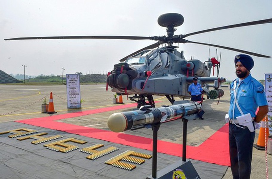 [ẢNH] Ấn Độ điều trực thăng tấn công mạnh nhất thế giới tới biên giới Trung Quốc