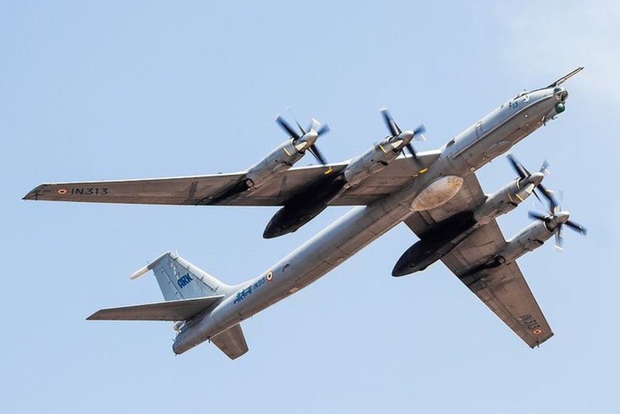 [ẢNH] Mỹ buộc phải điều F-22 lên chặn trinh sát cơ khổng lồ Tu-142 của Nga