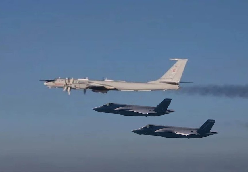 [ẢNH] Siêu tiêm kích F-35 bám đuôi ‘sát thủ săn ngầm’ Nga