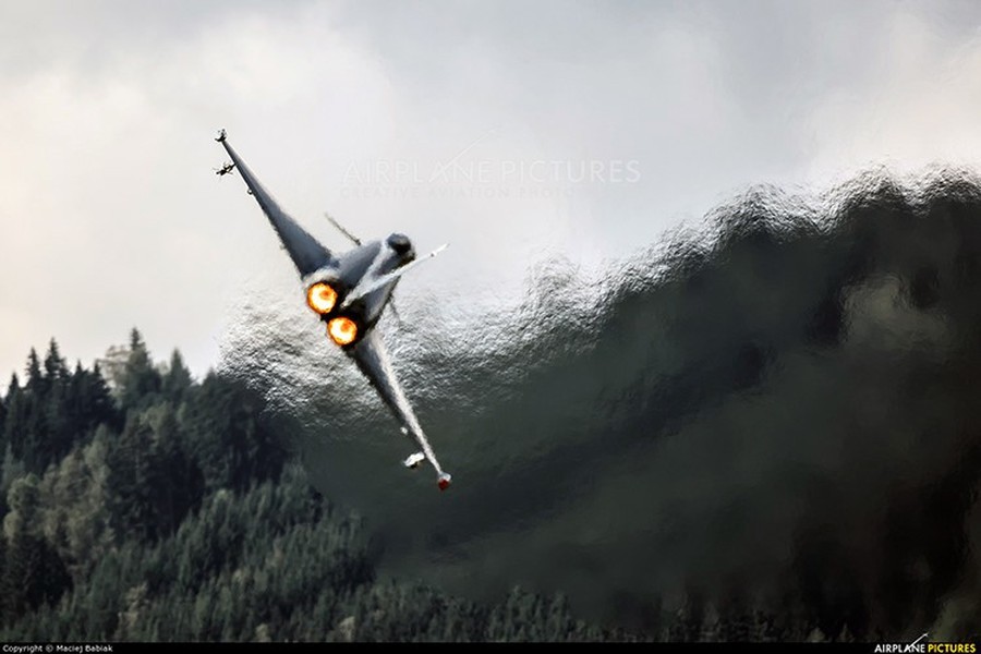 [ẢNH] ‘Cuồng phong Châu Âu’ EF-2000 thách đấu cùng ‘chiến thần’ Su-35 Nga