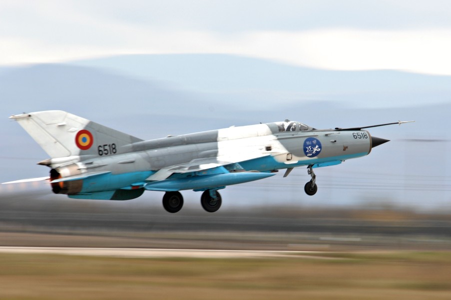 [ẢNH] Phiên bản MiG-21 đặc biệt của NATO vừa lao lên chặn máy bay ném bom Nga