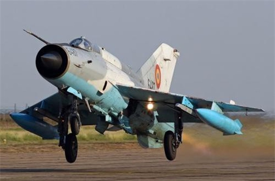 [ẢNH] Phiên bản MiG-21 đặc biệt của NATO vừa lao lên chặn máy bay ném bom Nga