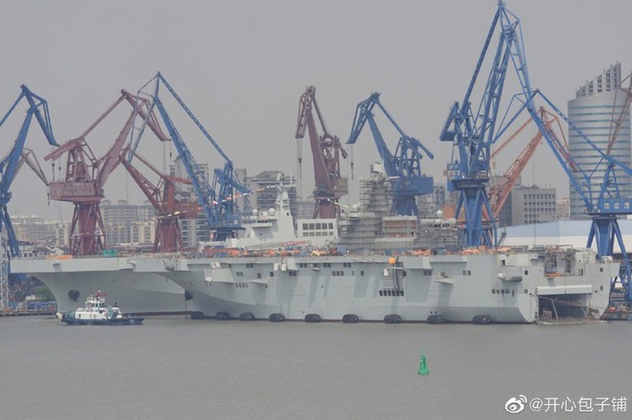 [ẢNH] Tàu đổ bộ trực thăng của Trung Quốc chạy thử nghiệm khi đang thi công dang dở