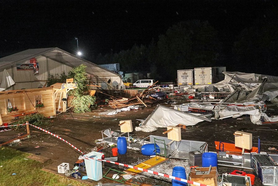Bão lớn làm sập lều cắm trại tại Áo, hơn 100 người thương vong