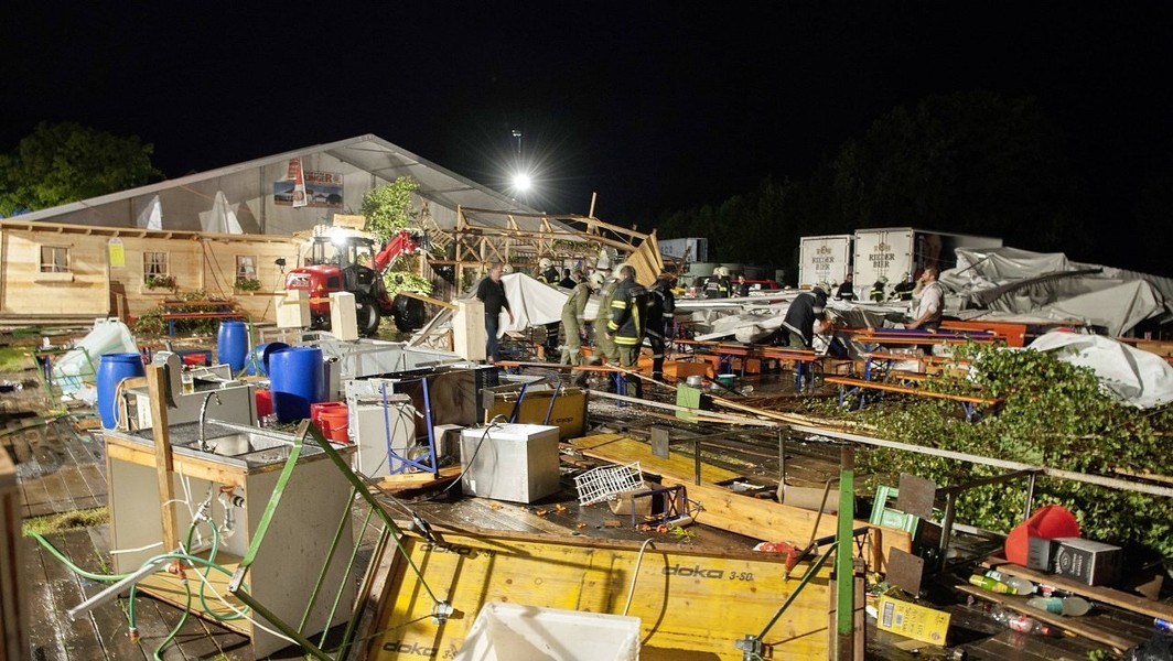 Bão lớn làm sập lều cắm trại tại Áo, hơn 100 người thương vong