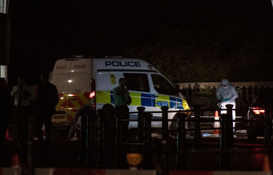Tấn công bằng dao vào cảnh sát bên ngoài Điện Buckingham