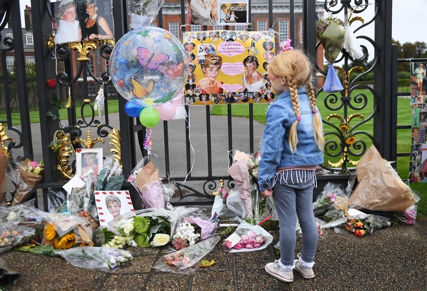 Nước Anh nghiêng mình tưởng niệm 20 năm ngày mất của Công nương Diana