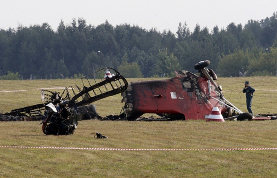 Cận cảnh vụ máy bay cổ của Nga rơi tại triển lãm hàng không