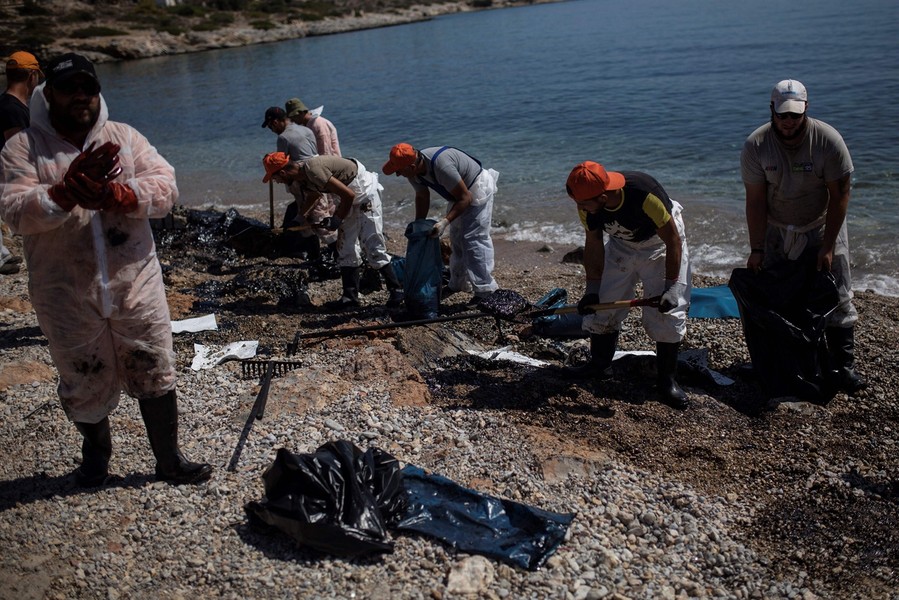 Hy Lạp gồng mình khắc phục sự cố tràn dầu sau tai nạn chìm tàu 