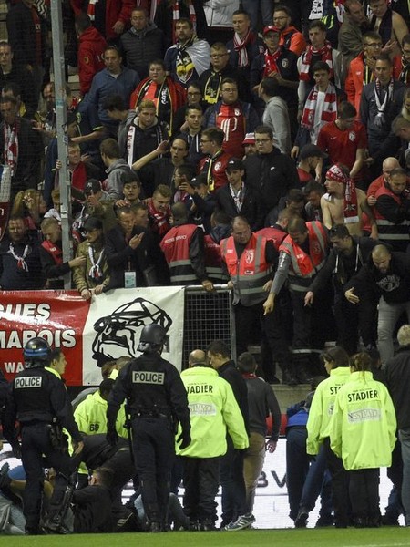 Pháp: Sập hàng rào ở sân vận động làm hàng chục người bị thương