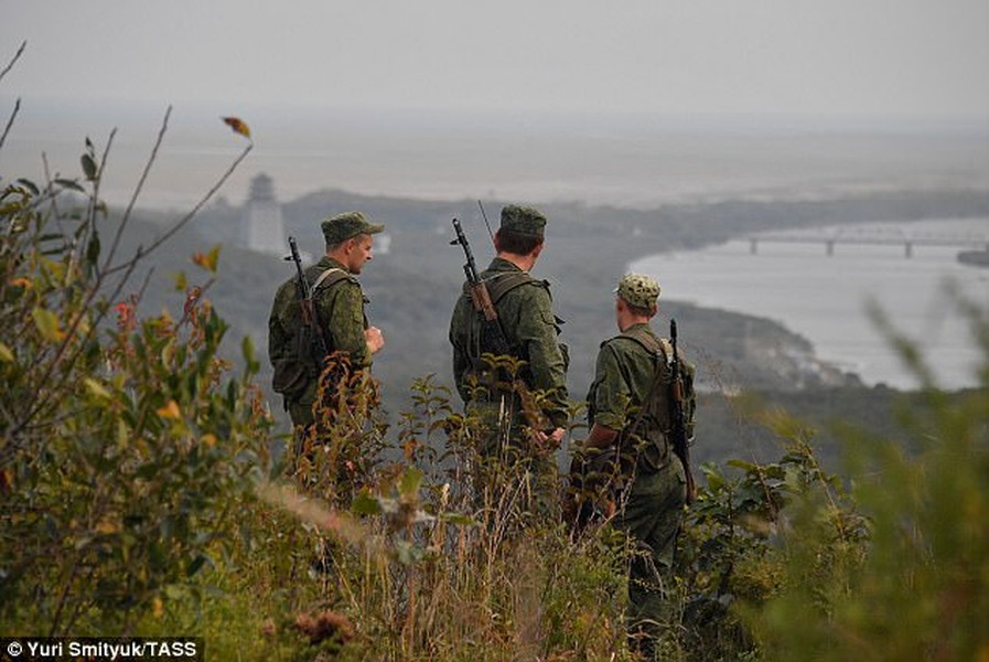 Lính thủy đánh bộ Nga tập trận đổ bộ tại biên giới Triều Tiên