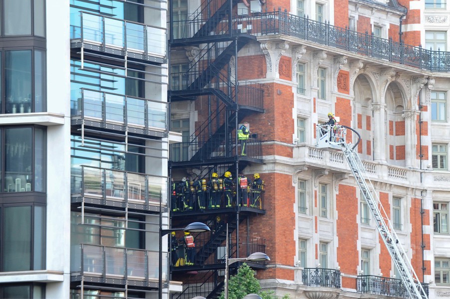 [ẢNH] Cháy lớn tại khách sạn 5 sao ở thủ đô London của Anh