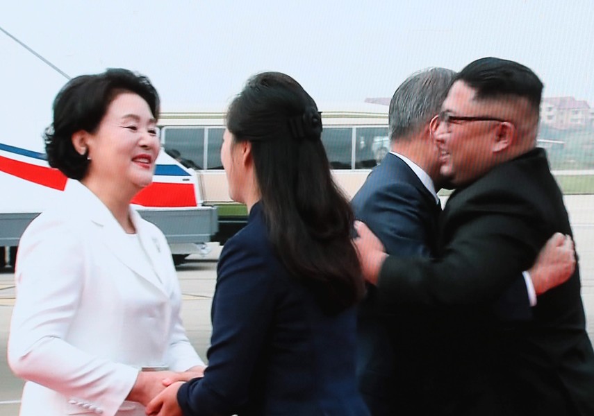 [ẢNH] Cái ôm nồng ấm của hai nhà lãnh đạo mở ra hy vọng trên bán đảo Triều Tiên