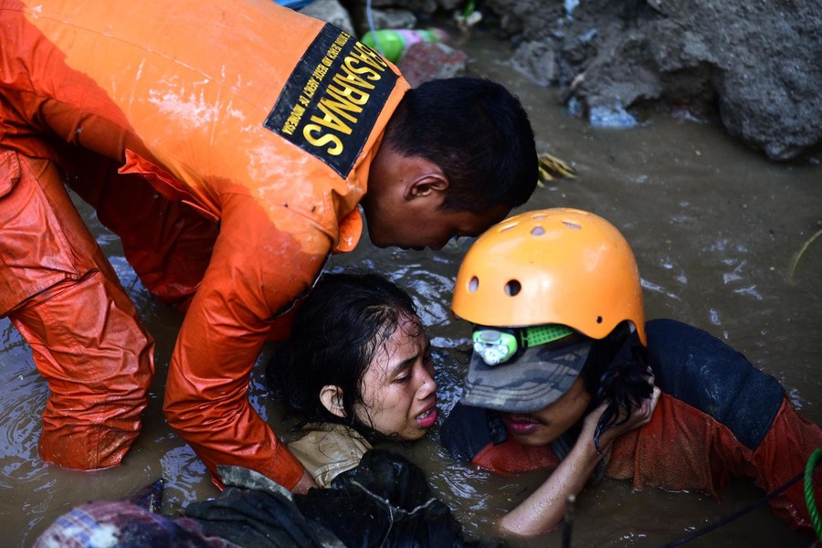[ẢNH] Sức hủy diệt của thảm họa động đất, sóng thần ở Indonesia vẫn chưa kết thúc