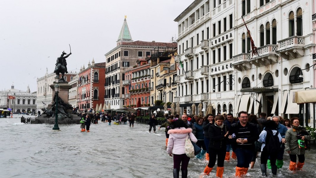 [ẢNH] Người dân Venice trong trận lụt lịch sử - quan trọng là thần thái