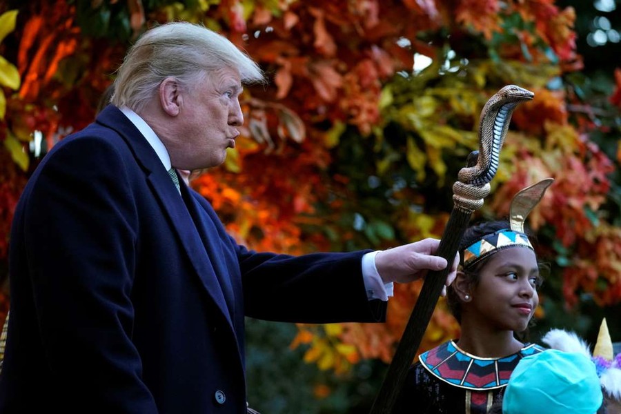 [ẢNH] Thích thú những hình ảnh hiếm gặp của Tổng thống Donald Trump trong lễ hội Halloween tại Nhà Trắng