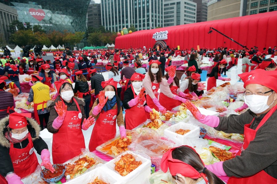 [ẢNH] Người Seoul làm 165 tấn Kimchi nhưng lại... không ăn