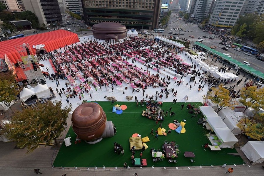 [ẢNH] Người Seoul làm 165 tấn Kimchi nhưng lại... không ăn