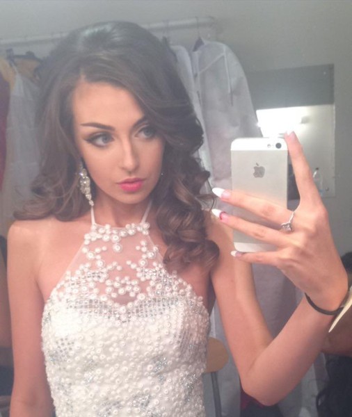 [ẢNH] Hoa hậu quyến rũ của Anh tiết lộ từng muốn tự tử vì những bức ảnh trên Instagram