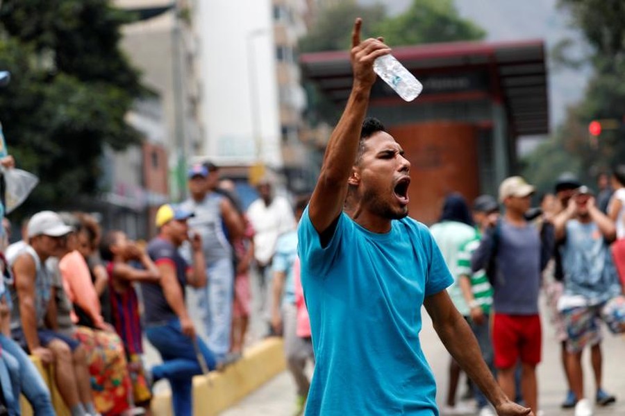 [ẢNH] Người dân Venezuela tìm cách 
