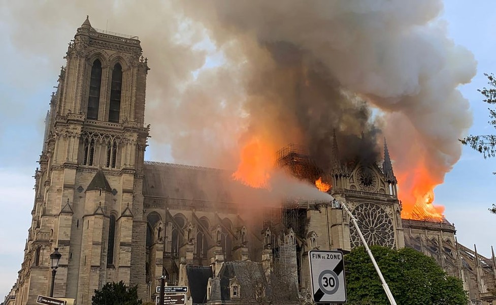 [ẢNH] Ngọn lửa khổng lồ nhấn chìm Nhà thờ Đức Bà – di tích lịch sử, văn hóa 850 năm tuổi nổi tiếng ở Paris
