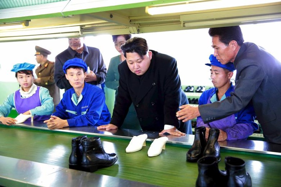 [ẢNH] Chủ tịch Kim Jong-un thị sát các cơ sở kinh tế của Triều Tiên