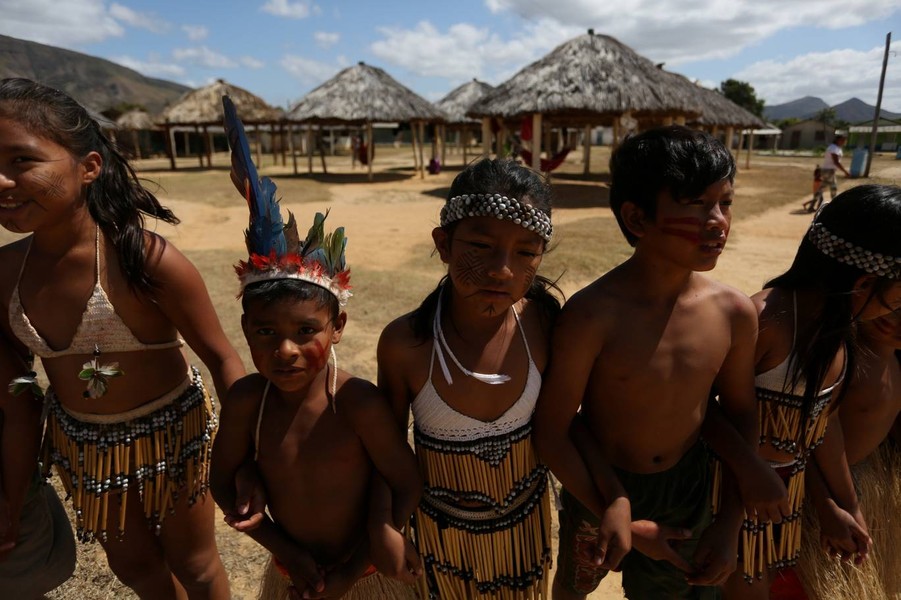 [ẢNH] Bộ lạc Brazil bị đe dọa mất nơi sinh tồn