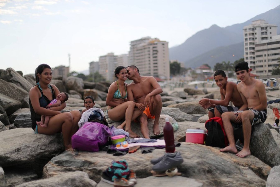 [ẢNH] Người dân Venezuela tìm kiếm niềm vui thường nhật