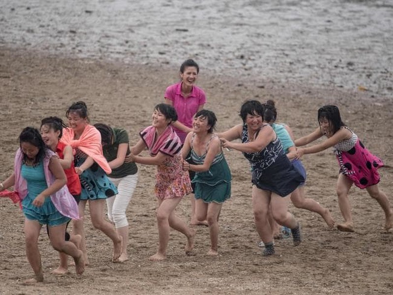 [ẢNH] Thú vị cách giải nhiệt mùa hè của người dân Bình Nhưỡng