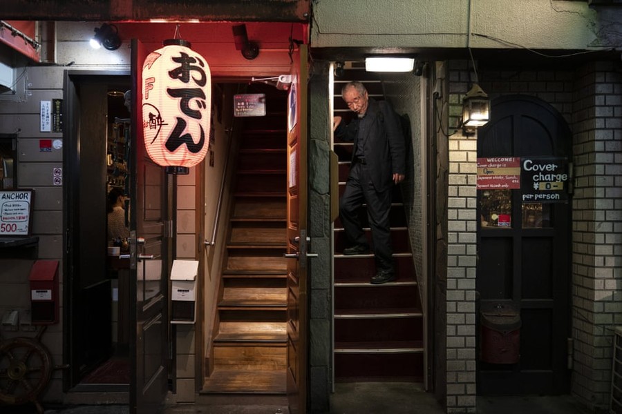 [ẢNH] Chật chội hơn phố cổ Hà Nội: 300 nhà hàng trong khu phố rộng chỉ bằng nửa sân bóng ở Nhật Bản