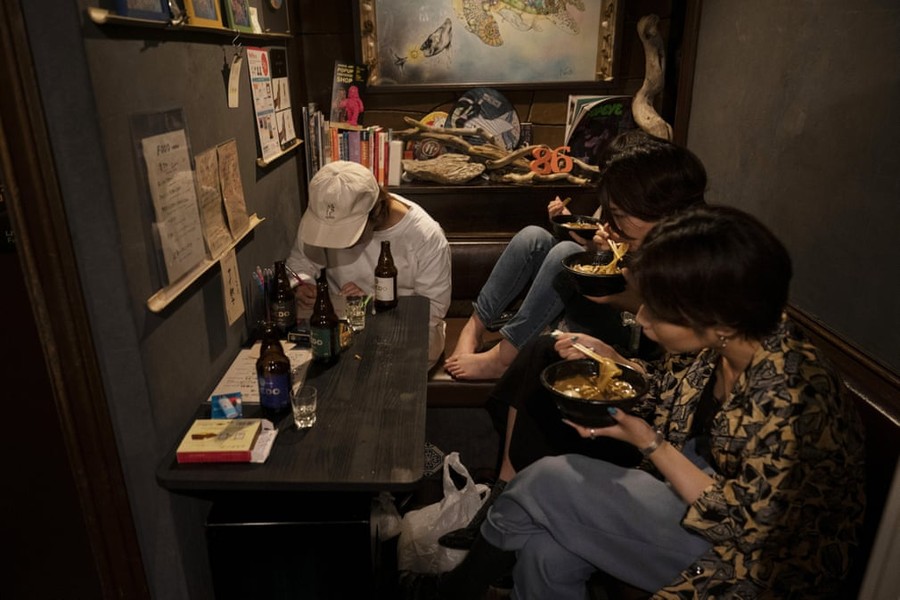 [ẢNH] Chật chội hơn phố cổ Hà Nội: 300 nhà hàng trong khu phố rộng chỉ bằng nửa sân bóng ở Nhật Bản