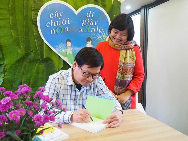 Phố sách Hà Nội chật kín người chờ nhà văn Nguyễn Nhật Ánh ký tặng sách