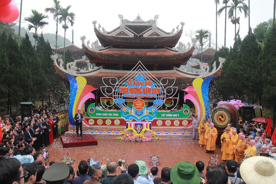 Ngày đầu khai hội, chùa Hương 
