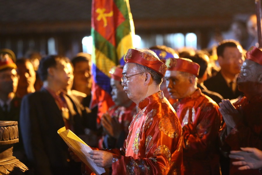 Không ngại chen chúc, biển người dự lễ khai ấn đền Trần 2018