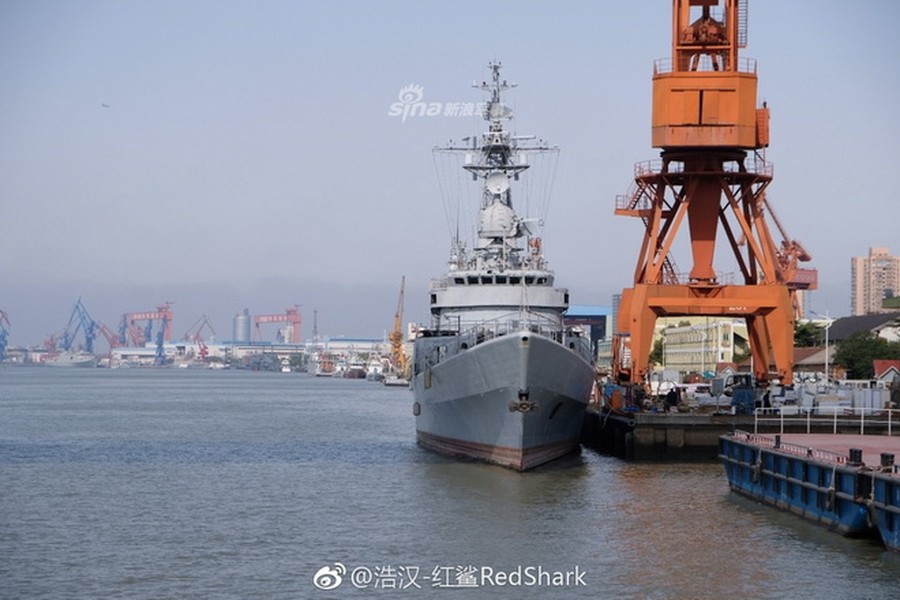 [ẢNH] Trung Quốc bán chiến hạm 