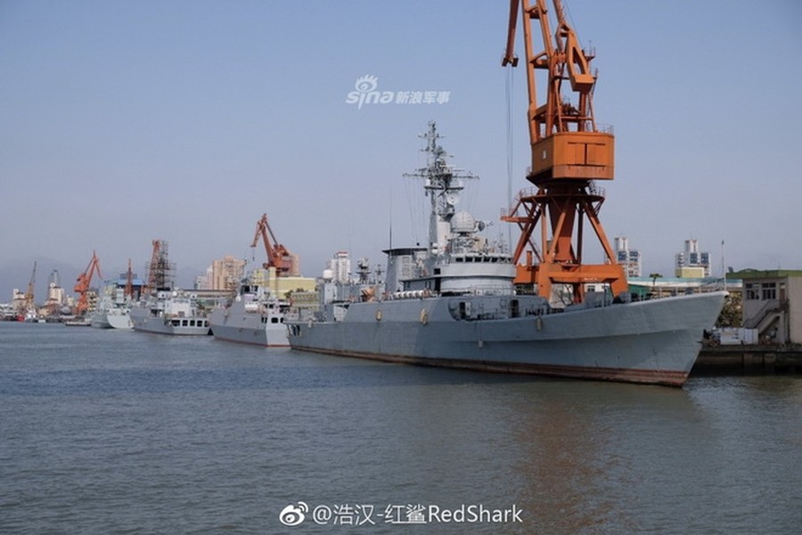 [ẢNH] Trung Quốc bán chiến hạm 