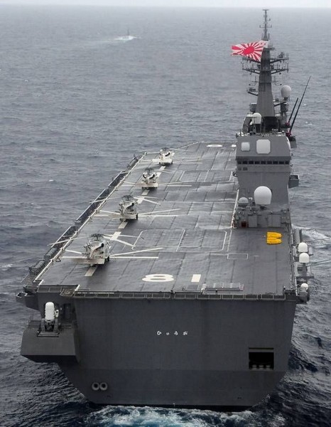 [ẢNH] Tàu sân bay Nhật Bản khoe hỏa lực không thua kém khu trục hạm