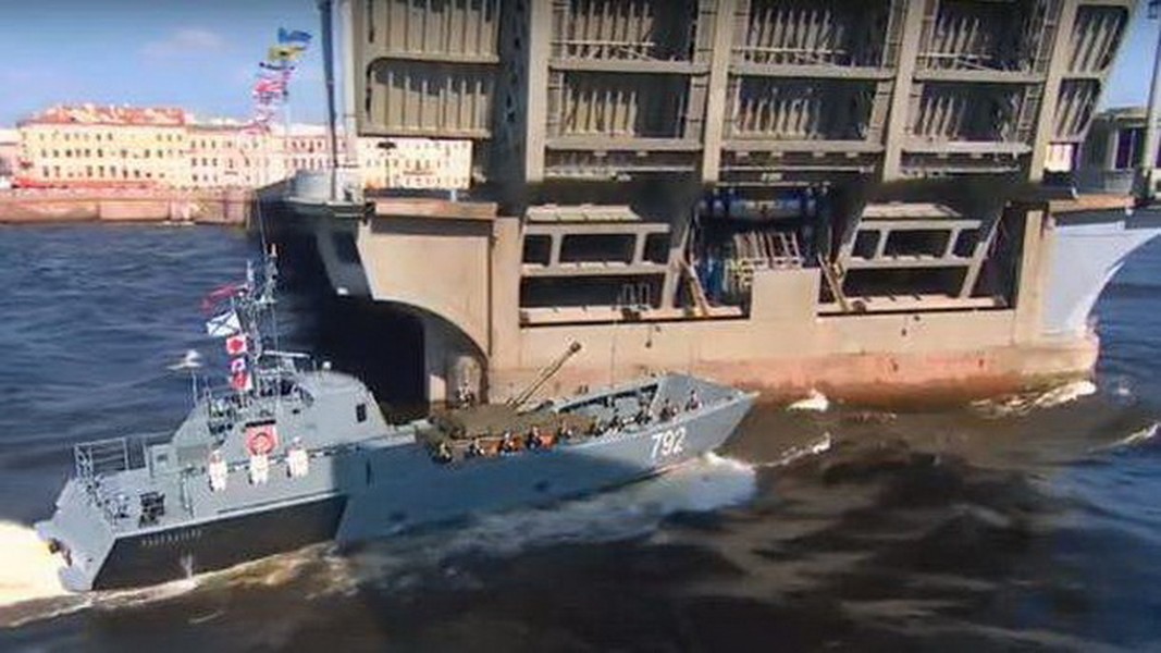 [ẢNH] Sự cố hy hữu trong lễ duyệt binh của Hải quân Nga