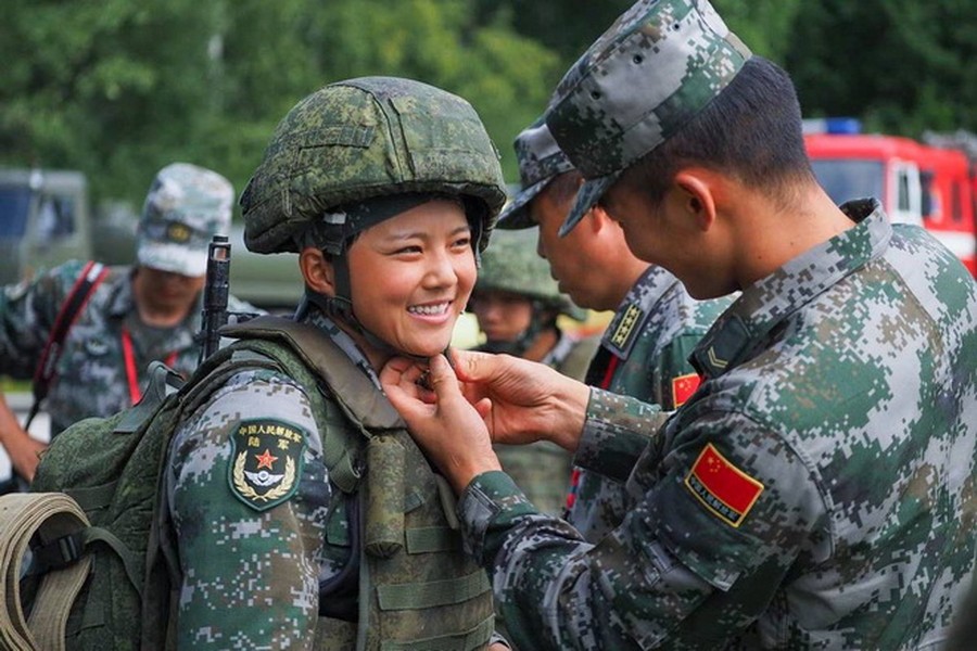 [ẢNH] Nữ chiến sĩ quân y Việt Nam tranh tài tại nội dung Sơ cứu chiến trường