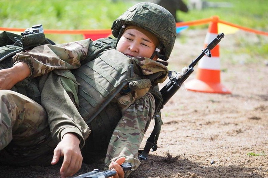 [ẢNH] Nữ chiến sĩ quân y Việt Nam tranh tài tại nội dung Sơ cứu chiến trường