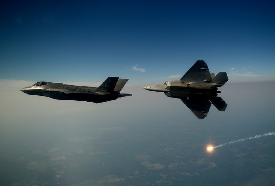 [ẢNH] Vì sao Mỹ lại che giấu kết quả đối kháng giữa F-22 và F-35?