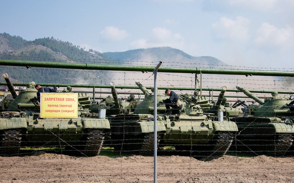 [ẢNH] Đích đến không ngờ của các xe tăng T-62M vừa được Nga lấy khỏi kho dự trữ