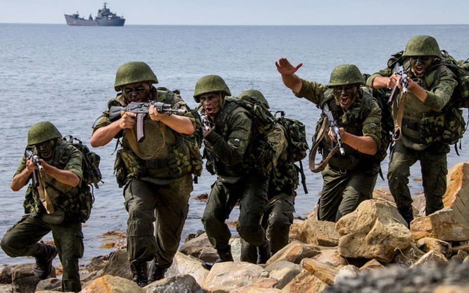 [ẢNH] Toan tính của Nga khi bất ngờ cho thủy quân lục chiến đổ bộ lên bờ biển Syria
