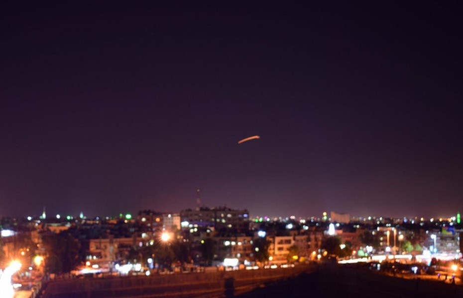 [ẢNH] Israel tiếp tục xuyên thủng phòng không Syria, phép thử trước đợt tấn công của Mỹ?