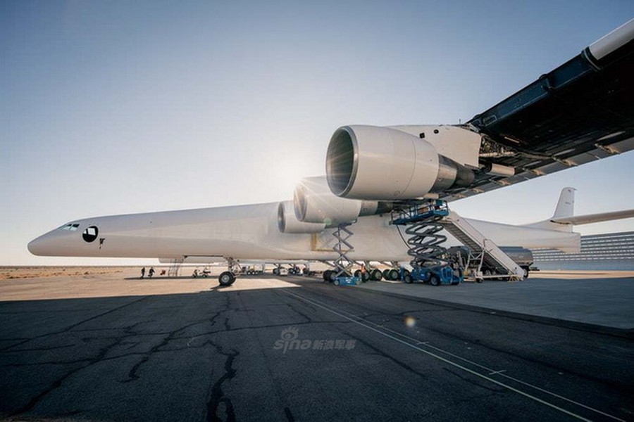 [ẢNH] Máy bay phóng tên lửa hai thân khổng lồ của Mỹ chính thức tung cánh