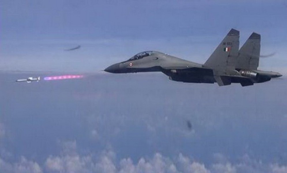 [ẢNH] Tiêm kích Su-30MK2 có thể trang bị tên lửa Astra?