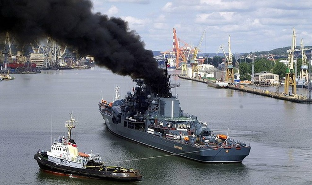[ẢNH] Sau tàu mặt nước, tới lượt tàu ngầm thế hệ mới của Nga phun khói mù mịt