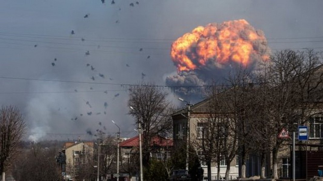 [ẢNH] Giả thuyết gây chấn động về nguyên nhân thực sự dẫn tới vụ nổ kho vũ khí Ukraine