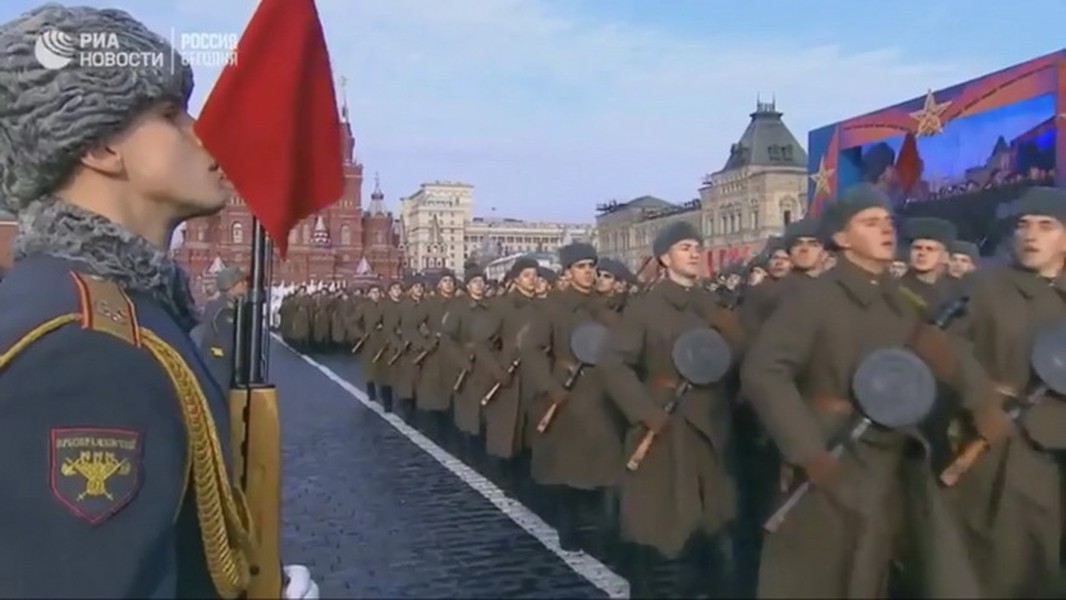[ẢNH] Toàn cảnh Lễ duyệt binh hoành tráng kỷ niệm 101 năm Cách mạng Tháng Mười Nga